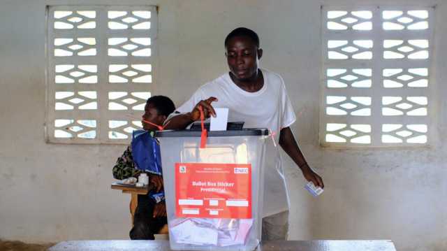 الليبيريون يدلون بأصواتهم في انتخابات رئاسية حاسمة للاختيار بين جورج ويا وجوزيف بواكي