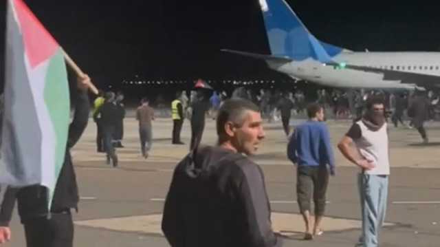 داغستان الروسية: محتجون يحملون أعلام فلسطين يقتحمون مطار العاصمة بعد هبوط طائرة من تل أبيب