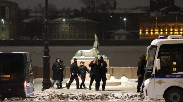 السلطات الروسية تعتقل نحو 100 شخص خلال مشاركتهم في تجمعات لتكريم نافالني
