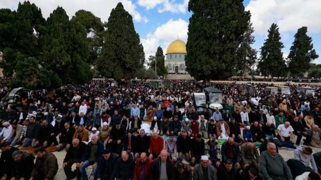 عشرات الآلاف يصلون بالأقصى في أول جمعة من شهر رمضان على وقع الحرب في غزة