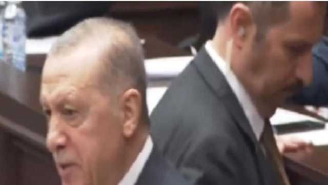 نحلة على كتف أردوغان وهذا ما فعله حارسه الشخصي(فيديو)!