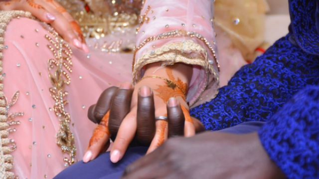 حرية شخصية أم تهديد لـ تامغرابيت.. جدال كبير يصاحب ارتفاع طلبات زواج السنغاليين من المغربيات