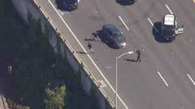 لصان يتخلصان من مطاردة الشرطة بالقفز من فوق جسر(فيديو)