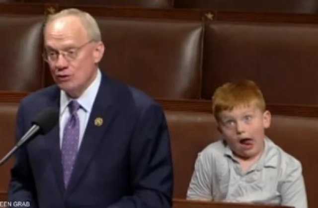 بتعابير وجه مضحكة خلف أبيه.. ابن عضو في الكونغرس يصبح حديث الشارع الأمريكي(فيديو)
