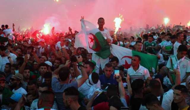 بين الحقد والنفاق.. الجزائريون لم يخرجوا لنصرة غزة وخرجوا بالآلاف احتفالا بإقصاء المنتخب المغربي(فيديو)