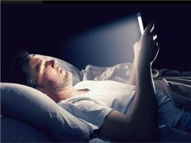 الهواتف قبل النوم.. تؤدي للأرق وخلل في هرمونات الجسم