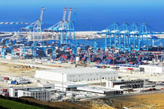 الجزائر تَتراجع عن قرار حظر استيراد المنتجات والسلع الخاضعة لإعادة الشحن من الموانئ المغربية