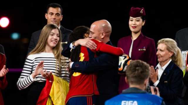 الفيفا تصدم رئيس الاتحاد الإسباني بسبب القبلة المونديالية الساخنة