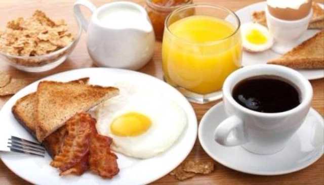 خبراء تغذية ينصحون بعدم تناول البيض مع الشاي أو القهوة على الإفطار