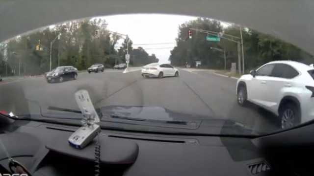 سائق يخرق الاشارة الضوئية ويحاول الهرب لكن الشرطة ضبطته متلبسا(فيديو)