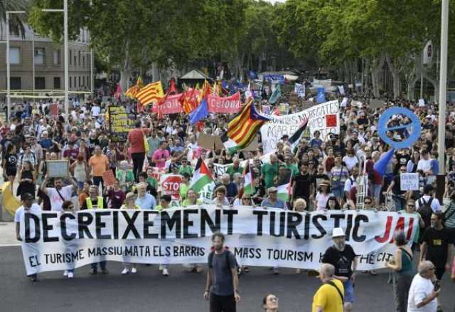 مظاهرات ورش السائحين بالمياه في برشلونة احتجاجا على السياحة المفرطة
