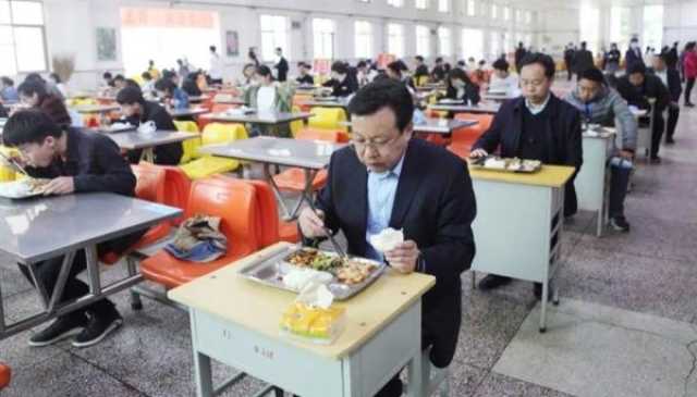 شركة صينية رائدة تعاقب عدداً كبيراً من الموظفين بسبب استراحة غداء طويلة