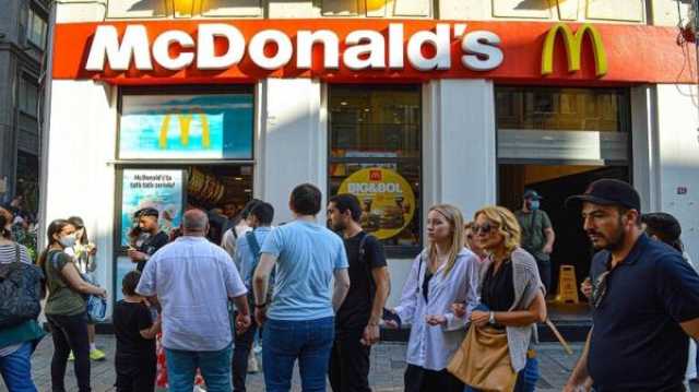 رجل يطلق عشرات الفئران داخل مطعم ماكدونالدز في تركيا(فيديو)