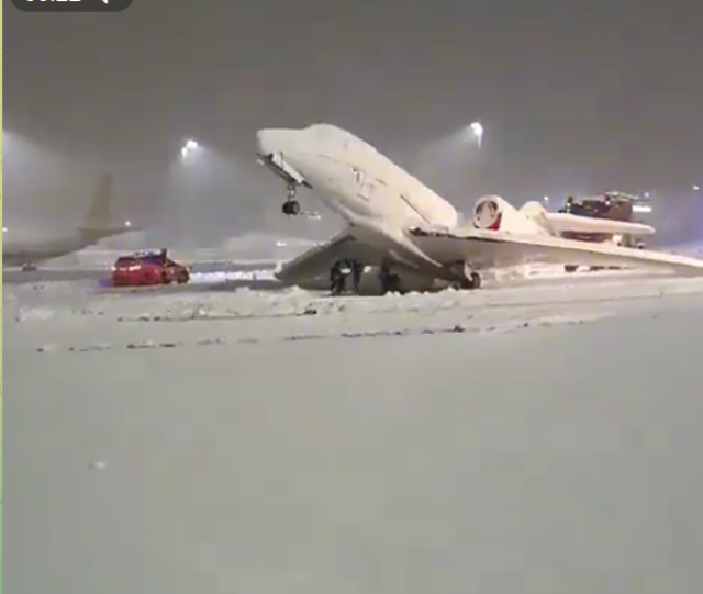 الثلوج الكثيفة تطمر طائرة ألمانية وتعطبها في أرض المطار(فيديو)