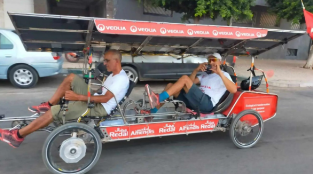 مغامران مغربيان ينجحان في قطع المسافة الفاصلة بين المملكة والإمارات على متن دراجة شمسية