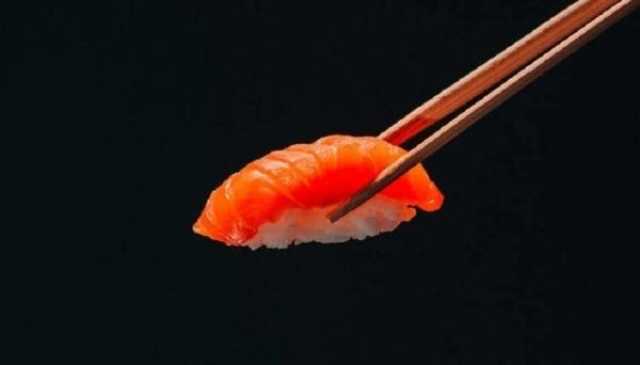 مطعم ياباني يقدم أصغر سوشي في العالم باستخدام حبة أرز واحدة