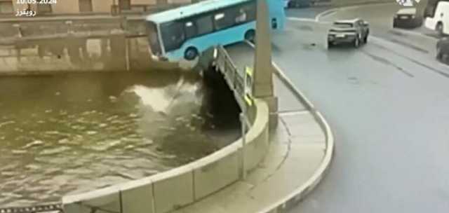 لحظة سقوط حافلة ركاب في نهر النيفا بروسيا مما أسفر عن 8 وفيات(فيديو)