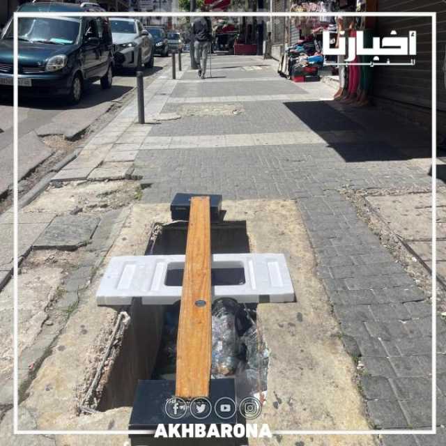 ترقيع حفرة في شارع المكسيك وسط مدينة طنجة