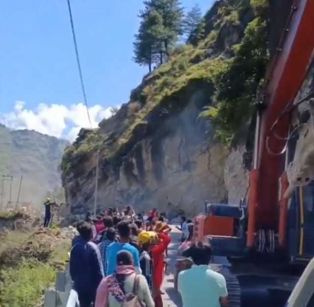 لحظة انهيار مخيف لجرف صخري في ولاية أوتراخند الهندية(فيديو)