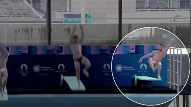 غواص فرنسي ينزلق خلال حفل افتتاح المسبح الأولمبي بحضور الرئيس ماكرون(فيديو)