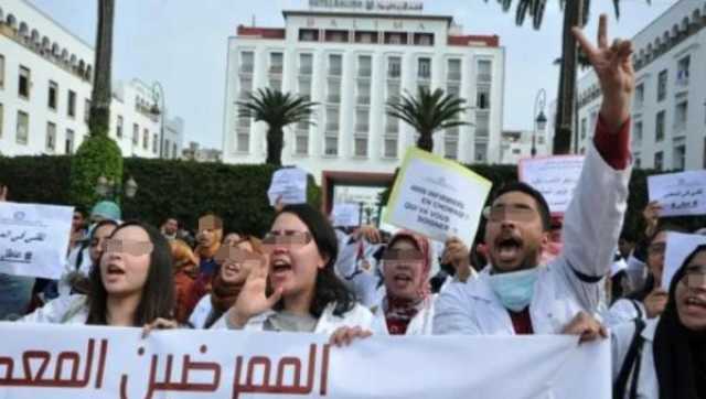 اتفاق بين الوزارة والنقابات يُنهي الاحتجاجات ويقرّ زيادات وتعويضات مالية في أجور الأطر الصحية