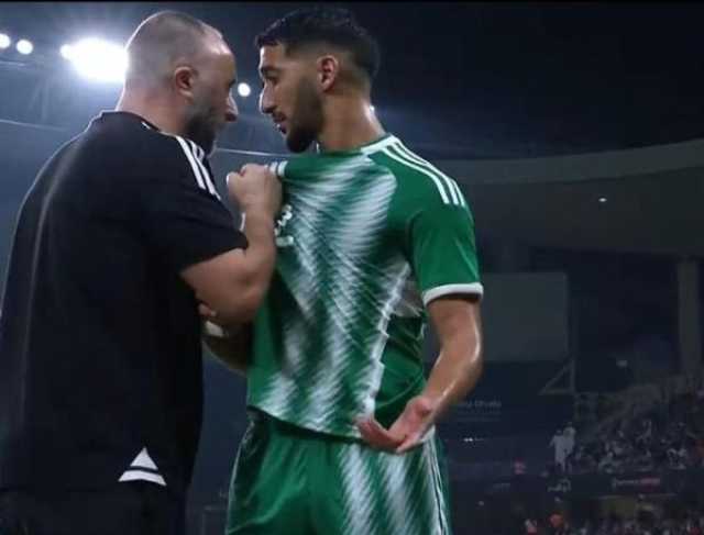 بالفيديو.. مدرب الجزائر بلماضي ينفعل بطريقة غريبة وكاد يضرب أحد لاعبيه أمام الملأ