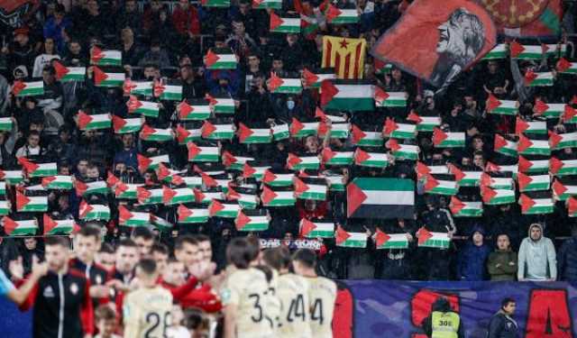 جماهير أوساسونا الإسباني ترفع أعلام فلسطين في المدرجات وتتضامن مع غزة