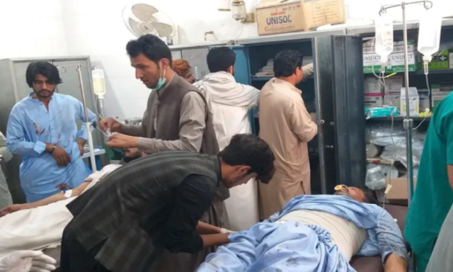 مقتل أكثر من 50 في تفجيرين بباكستان استهدف أحدهما محتفلين بالمولد النبوي