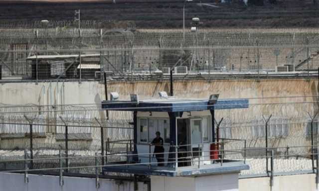 بيان: 50 أسيرا فلسطينيا في سجن إسرائيلي بدأوا إضرابا مفتوحا عن الطعام