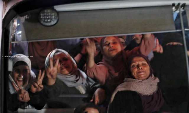 احتفالات رغم المنع.. الأسيرات الفلسطينيات تصلن إلى الضفة والقدس وسط هتافات للمقاومة (فيديو)