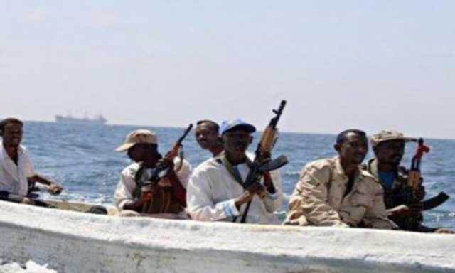 مسلحون يصعدون إلى سفينة شحن ترفع علم ليبيريا قبالة الصومال