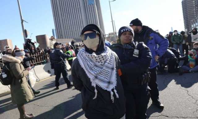 اعتقال 120 متظاهرا بعد إغلاق جسور وأنفاق نيويورك احتجاجا على حرب غزة