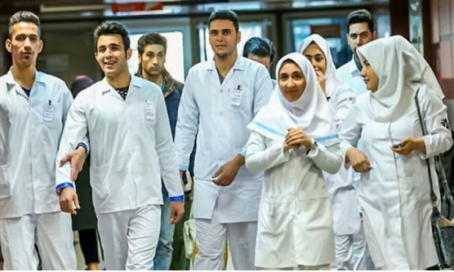 40% مستعدون للمغادرة.. هجرة أطباء إيران تهدد بانهيار القطاع الصحي