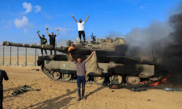  لتعزيز ثقتهم المنهارة.. الاحتلال يوزع أسلحة ومعدات عسكرية على70 مستوطنة بغلاف غزة