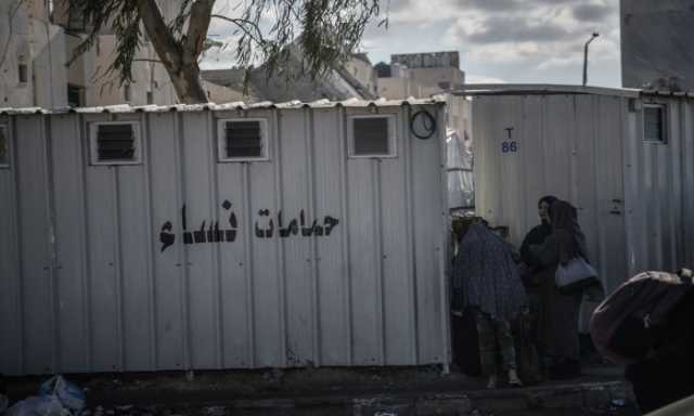 فلسطينيات تحلقن رؤوسهن بسبب ندرة المياه في غزة.. غسل الشعر رفاهية