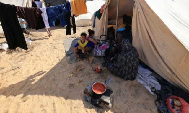 دون تخدير أو رعاية صحية.. نازحات غزة يلدن على أرض المخيمات