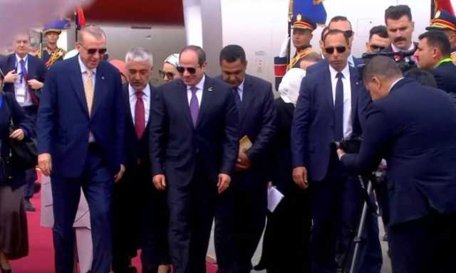 أردوغان يصل مصر في أول زيارة منذ 11 عاما.. والسيسي يستقبله (فيديو)