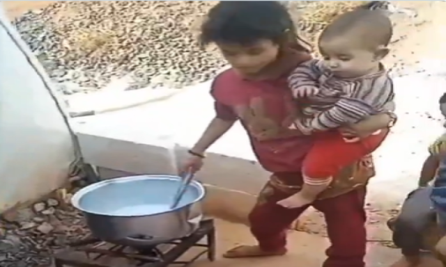 تحمل شقيقها وتطهو الطعام.. طفلة في غزة تقوم بدور أمها عقب استشهادها (فيديو)