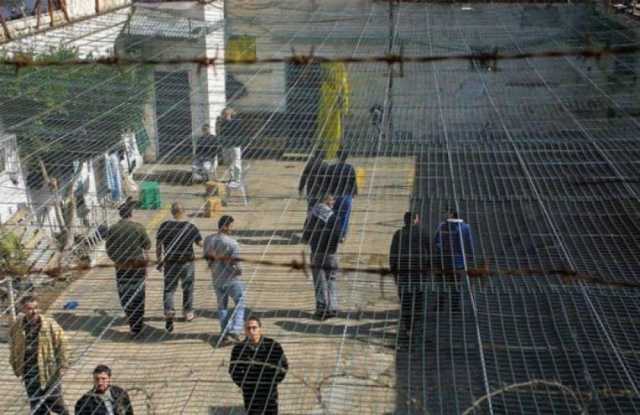 13 أسيرًا يواصلون إضرابهم المفتوح عن الطعام رفضًا لاعتقالهم الإداري