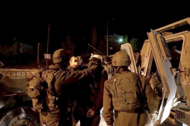 الاحتلال يعتقل شابًا من نابلس ويعتدي على عائلة بالضرب قرب عسكر