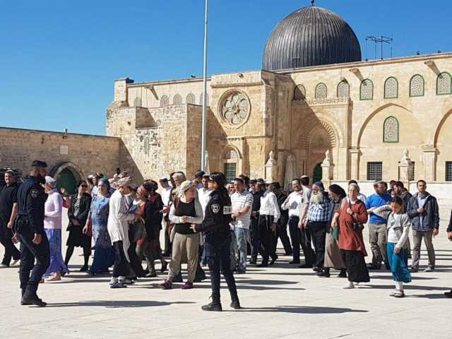 مستوطنون يقتحمون الأقصى ويؤدون 'السجود الملحمي'