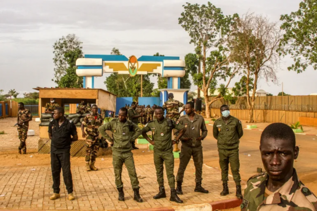 إيكواس تصعّد تحذيراتها وقادة انقلاب النيجر يطردون السفير الفرنسي