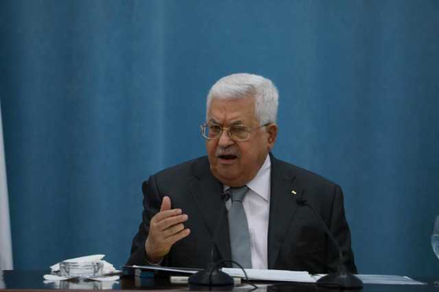 عباس يكرم محافظي الضفة وغزة الذين أحالهم للتقاعد خلال أيام