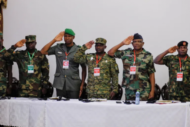 'إيكواس' تقر خطة التدخل العسكري وموعده بالنيجر