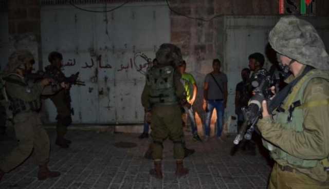 قوات الاحتلال تعتقل شابًا من الخليل