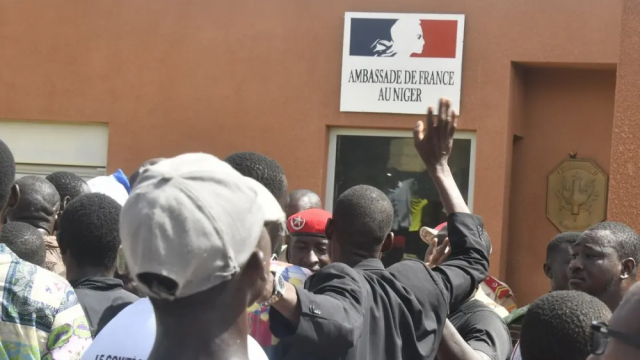 انتهاء مهلة مغادرة سفير فرنسا من النيجر ومظاهرة لمساندة قادة الانقلاب