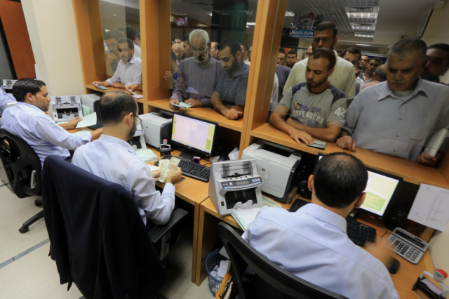 نقابة موظفي غزة تطالب بصرف دفعة الراتب الأسبوع الجاري