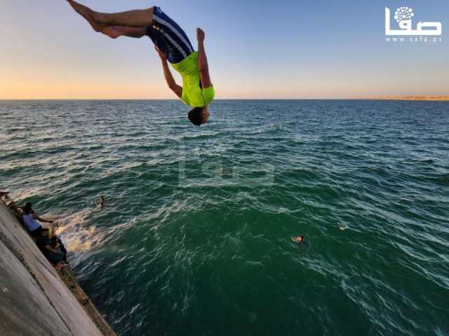 ميناء خان يونس يجذب هواة القفز في البحر