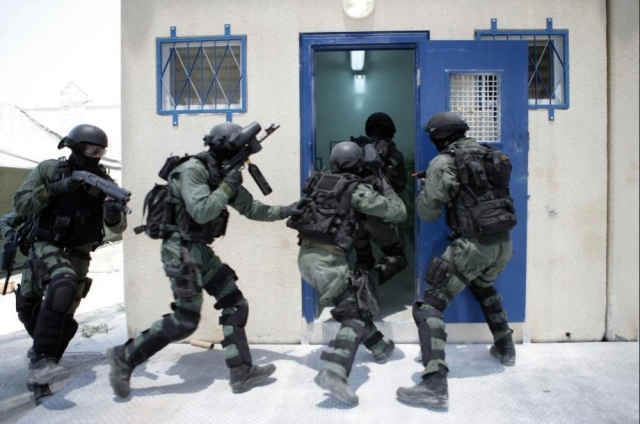 'إعلام الأسرى': استمرار حالة التوتر في سجن النقب احتجاجًا على القمع الإسرائيلي