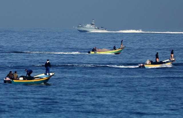 بحرية الاحتلال تستهدف الصيادين في بحر غزة